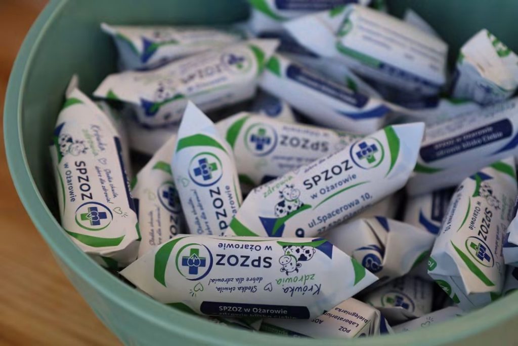 Cukierki z logo SPZOZ w Ożarowie i hasłem promującym zdrowie.